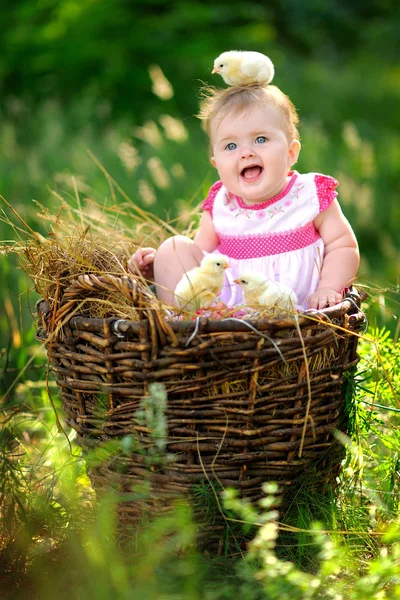 Portrait de petite fille en plein air en été — Photo