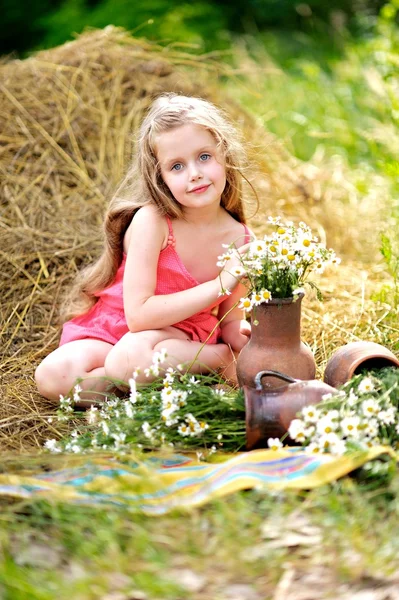 Portrait de petite fille en plein air en été — Photo