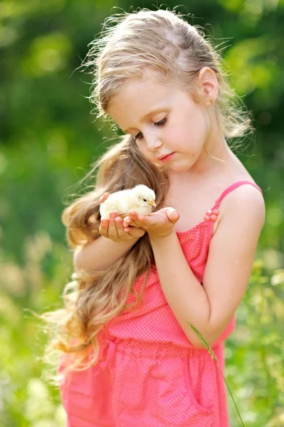 Portrait de petite fille en plein air en été — Photo