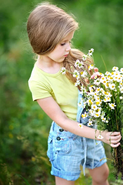 Portrait of little girl outdoors in summer — Stock Photo, Image