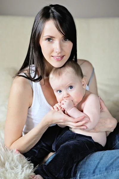 Portrait de mère et fils à la maison — Photo