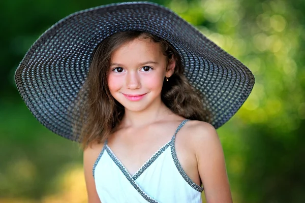 Portret van klein meisje buiten in de zomer — Stockfoto