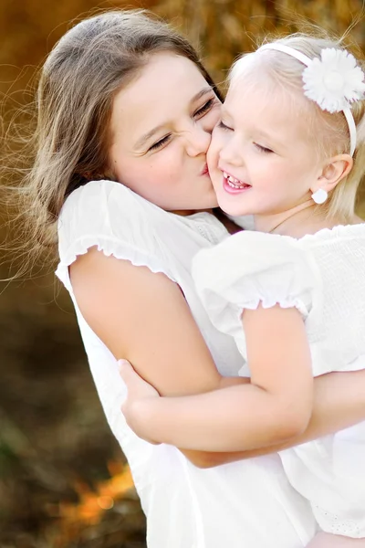 Retrato de dos hermanas felices en la naturaleza —  Fotos de Stock