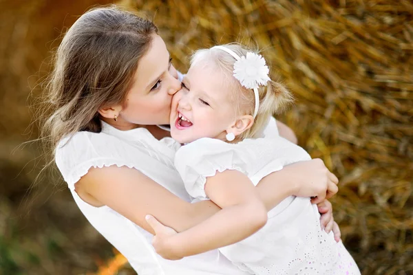 Retrato de duas irmãs felizes na natureza — Fotografia de Stock