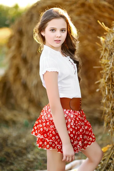 Retrato de niña al aire libre en verano —  Fotos de Stock