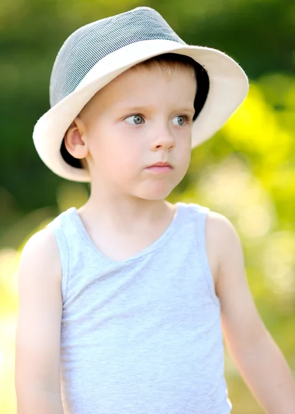 Porträt eines kleinen stylischen Jungen im Freien — Stockfoto