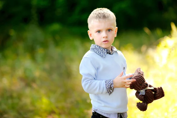 Portrait de petit garçon élégant à l'extérieur — Photo