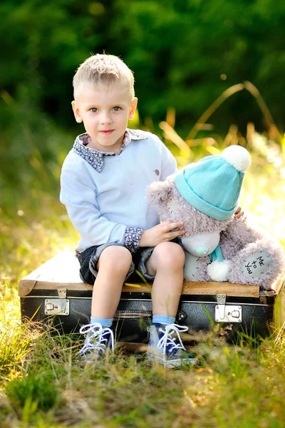 Porträtt av lilla eleganta pojke utomhus — Stockfoto