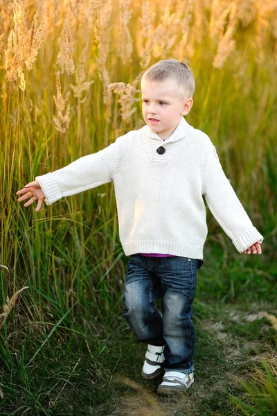 Porträt eines kleinen stylischen Jungen im Freien — Stockfoto