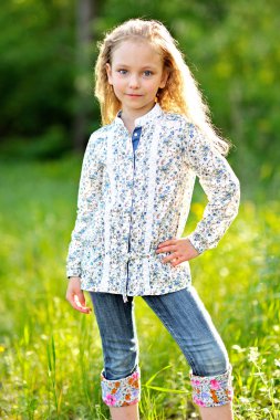 Dışarıdaki küçük kızın portresi.