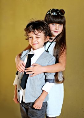 şık küçük erkek ve kız açık havada portresi