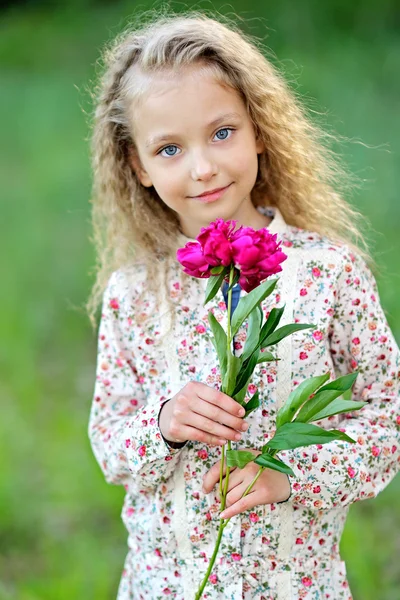 Ritratto di bambina all'aperto — Foto Stock