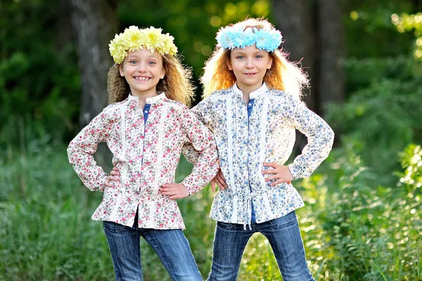 Portrait de deux petites filles jumelles — Photo