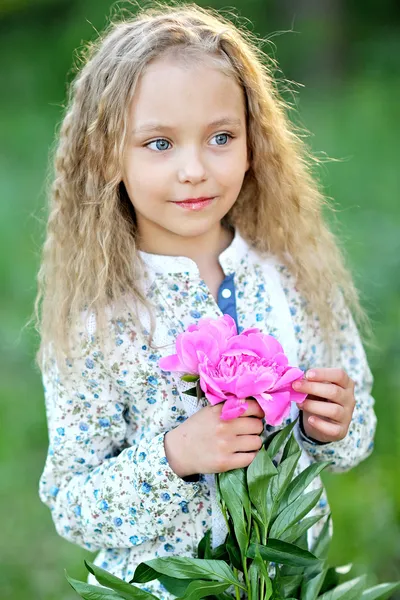 Portrait de petite fille en plein air — Photo