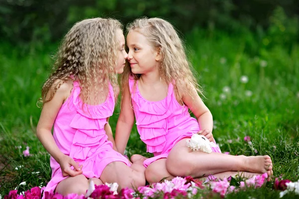 Ritratto di due gemelli con peonie — Foto Stock