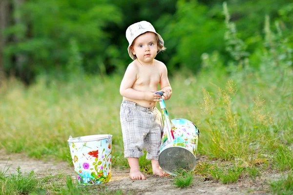 Porträtt av pojke utomhus i sommar — Stockfoto