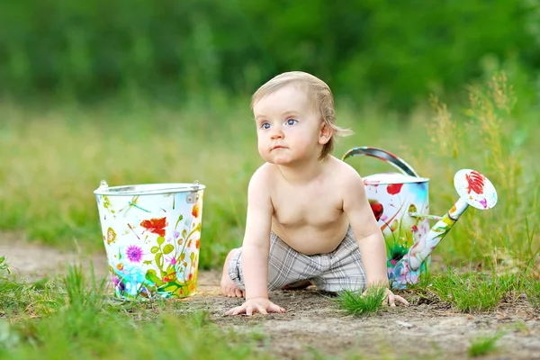Porträtt av pojke utomhus i sommar — Stockfoto