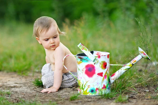 Retrato de niño pequeño al aire libre en verano — Foto de Stock