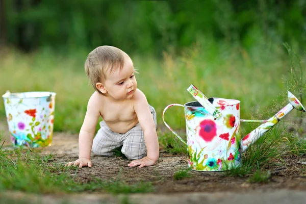 Porträt eines kleinen Jungen im Sommer im Freien — Stockfoto