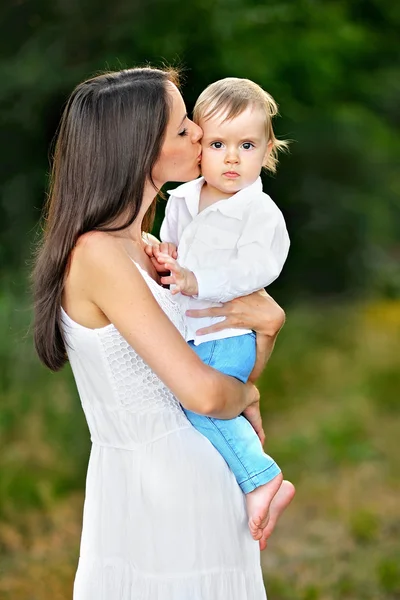 Anne ve oğlu doğa portresi — Stok fotoğraf