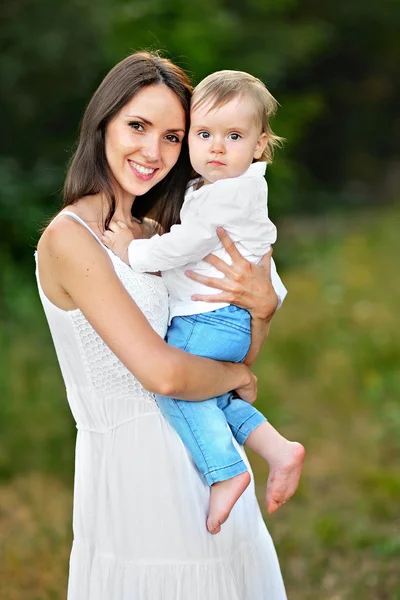 Retrato de mãe e filho na natureza — Fotografia de Stock