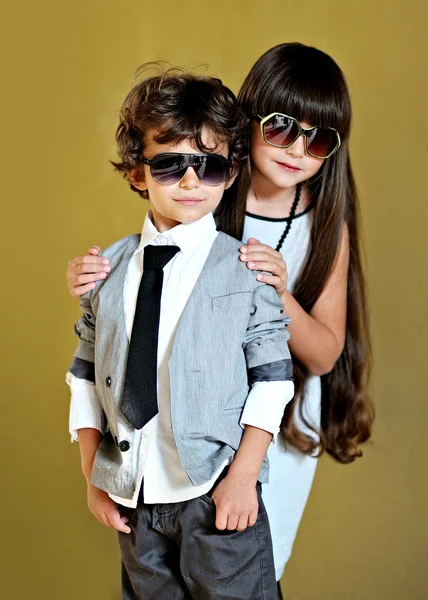 Portrait de élégant petit garçon et fille en plein air — Photo