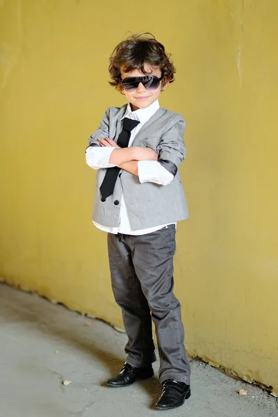 Retrato de pequeño chico con estilo al aire libre i — Foto de Stock