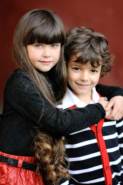 Retrato de menino e menina ao ar livre no outono — Fotografia de Stock