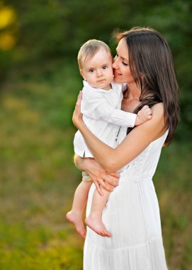 Anne ve oğlu doğa portresi