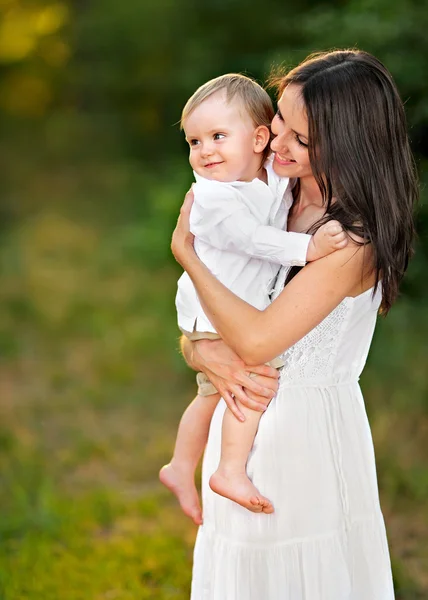 Anne ve oğlu doğa portresi — Stok fotoğraf