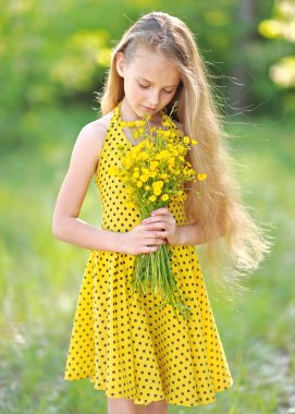 Yazın açık havada küçük bir kızın portresi.