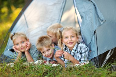 küçük çocuklar kamp tatil portresi