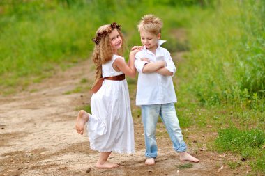 bir yaz ormanda kız erkek portresi