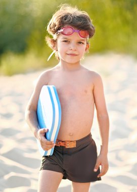 Yaz aylarında sahilde bir çocuk portresi