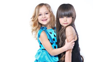 Portret van twee mooie jonge vriendinnen in studio