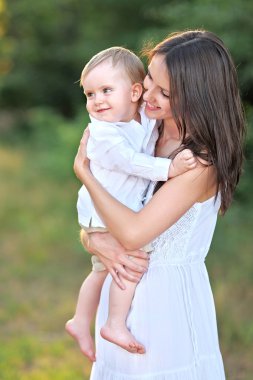 Anne ve çocuk yaz aylarında portre