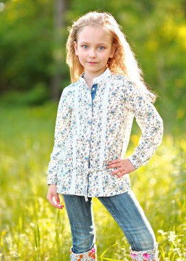 Yazın açık havada küçük bir kızın portresi.