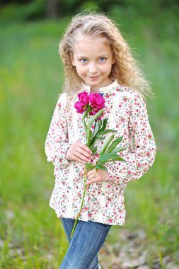 Yazın açık havada küçük bir kızın portresi.