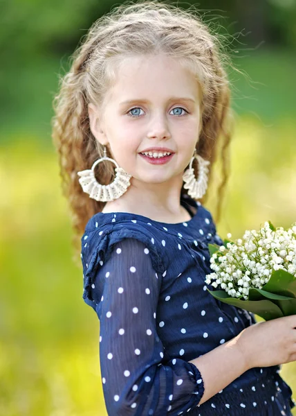 Portret van klein meisje buiten in de zomer — Stockfoto