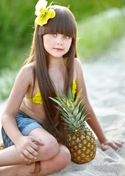 Portret van klein meisje buiten in de zomer — Stockfoto