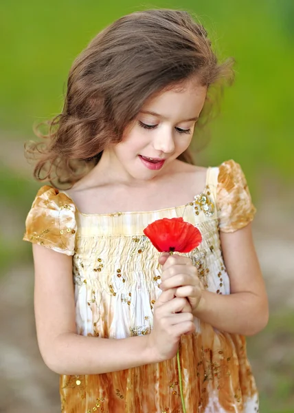 Portrait de petite fille en plein air en été — Photo