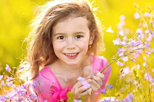 Portret van klein meisje buiten in de zomer — Stockfoto