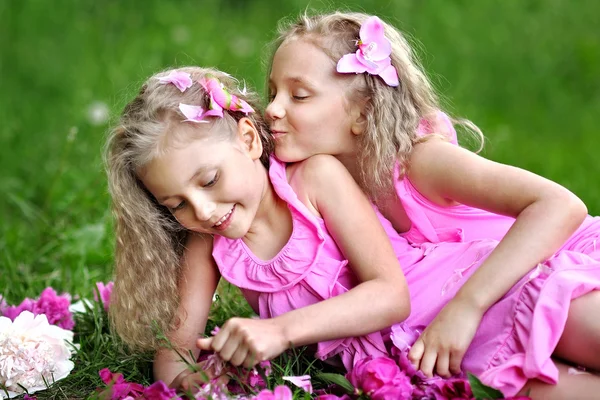 2 つの小さな女の子の双子の肖像画 — ストック写真