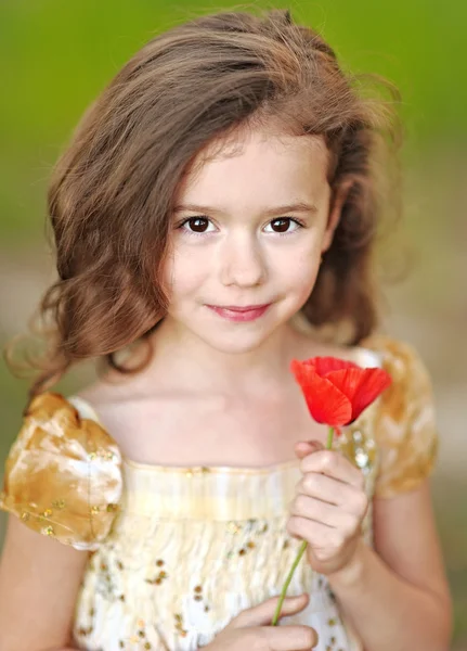 Portret van klein meisje buiten in de zomer — Stockfoto