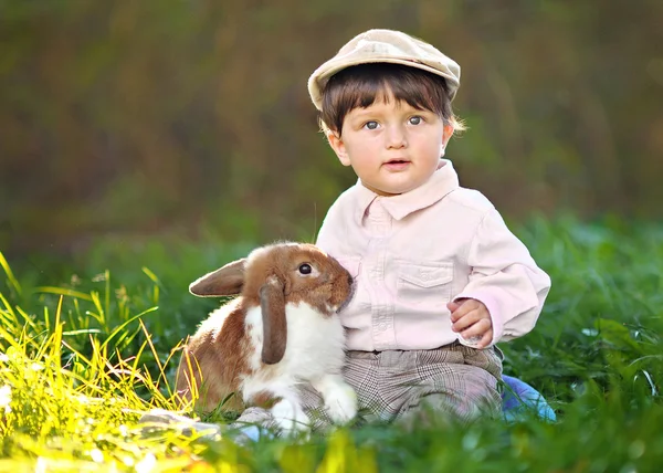 Porträt eines kleinen Jungen mit einem Kaninchen — Stockfoto