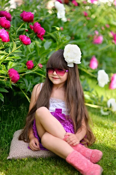 Portrait of little girl outdoors in summer — Stock Photo, Image