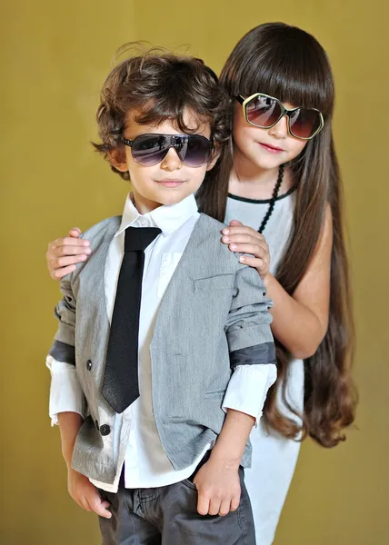 Портрет мальчика и девочки в стильном платье — стоковое фото