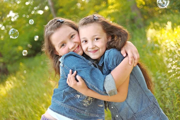 Portret van twee meisjes in de bossen vriendinnen — Stockfoto