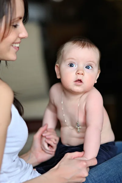 Retrato de uma mãe e bebê felizes — Fotografia de Stock