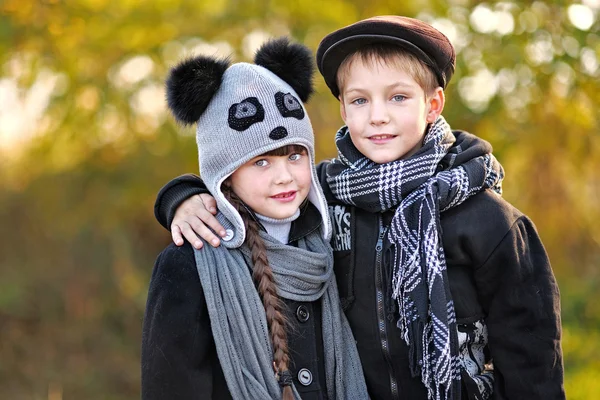 女の子と男の子の秋の肖像画 — ストック写真
